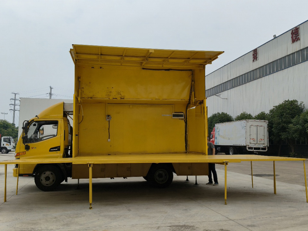 二分之一展舞台车