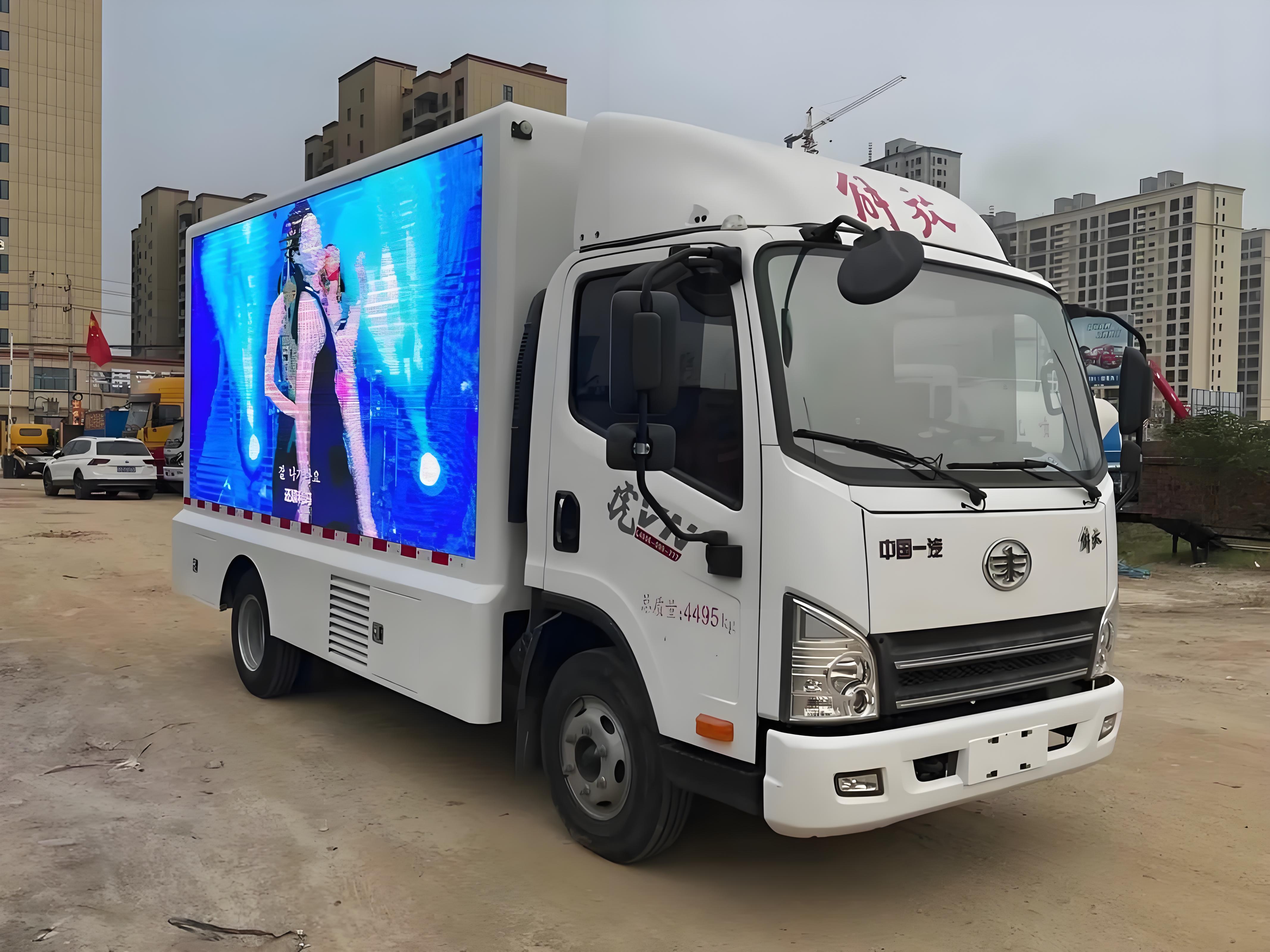 黄牌大型LED广告车详解 大面积大屏满足大范围宣传需求